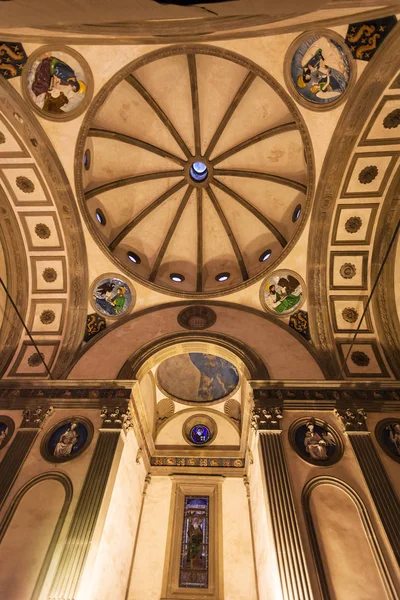 在大教堂圣克罗齐齐教堂的圆顶 — 图库照片