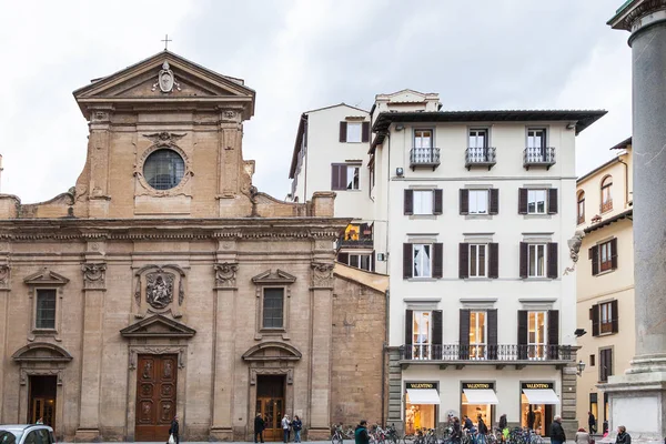 Turystów w pobliżu Basilica di Santa Trinita — Zdjęcie stockowe