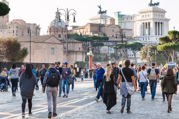人々 はローマのフォーリ インペリアーリに歩く — ストック写真
