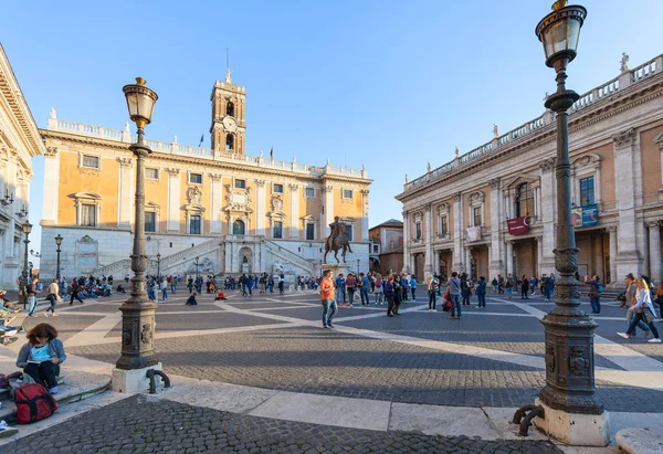 Personas cerca de museo en Piazza del Campidoglio — Foto de Stock