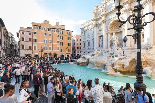 Menigte van mensen en de Trevi-fontein in Rome stad — Stockfoto