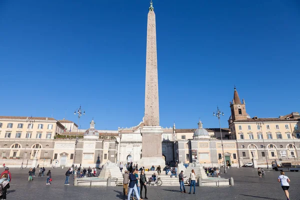 Turista cerca de obelisco en la plaza del popolo en Roma — Foto de Stock