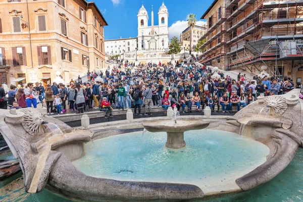 Fontana della Barcaccia y multitud de turistas — Foto de Stock