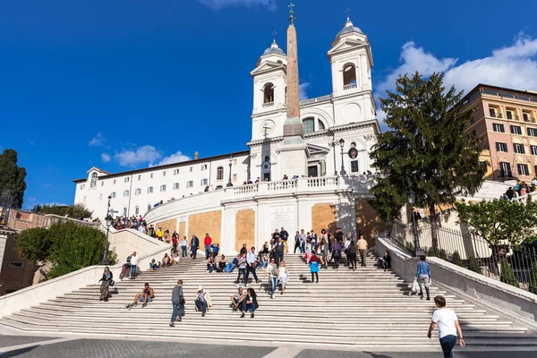 Spaanse trappen en Trinita dei Monti in Rome stad — Stockfoto
