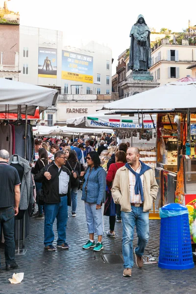 カンポ ・ デ ・ フィオーリで毎日の市場の多くの人々 — ストック写真