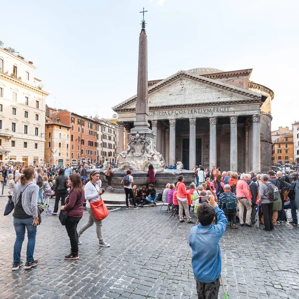 Turistas na Piazza della Rotonda em Roma — Fotografia de Stock