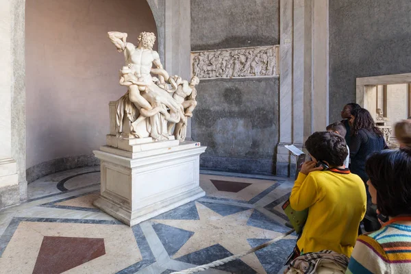 Visiteurs près de la statue de Laocoon et son Fils, Vatican — Photo