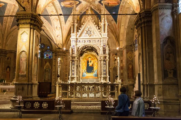 Besökare i Orsanmichele kyrka i Florens — Stockfoto
