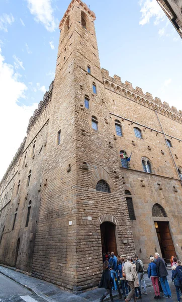 Visiteurs en ligne dans le palais du Bargello à Florence — Photo