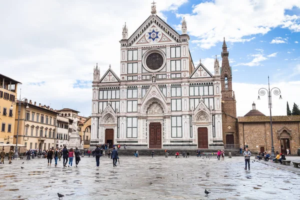 Piazza di Santa Croce en gevel van de basiliek — Stockfoto