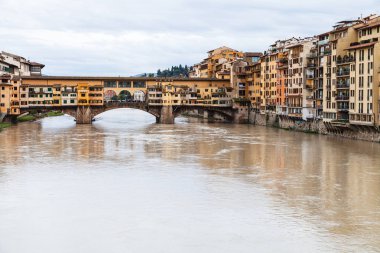 Ponte Vecchio Arno Nehri ve sonbahar evleri