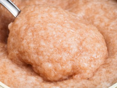 zander teneke içinde kaşık ile tuzlu havyar yakın çekim