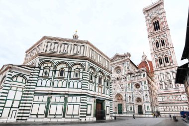 Vaftizhane ve Floransa Duomo kule n sabah ile