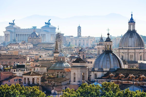 Boven uitzicht over de stad Rome in kant van Capitolijn — Stockfoto