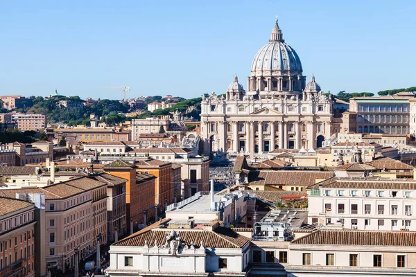 Weergave van St Peter Basilica in Vaticaan en straat — Stockfoto
