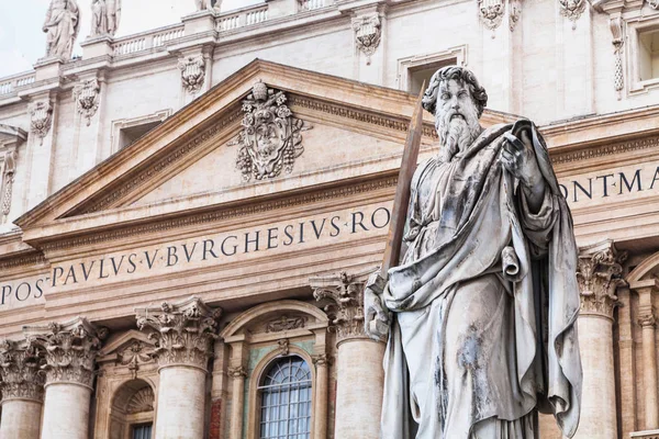 Pablo Apóstol y la Basílica de San Pedro en el Vaticano — Foto de Stock