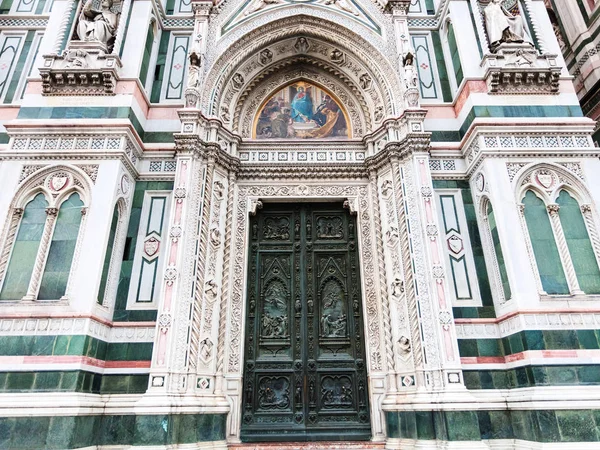 佛罗伦萨大教堂在清晨的闭的门 — 图库照片