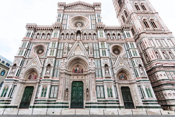 Facciata del Duomo di Firenze e campanile al mattino — Foto Stock