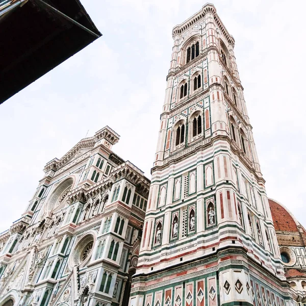 Giotto 's Campanile и фасад Duomo утром — стоковое фото