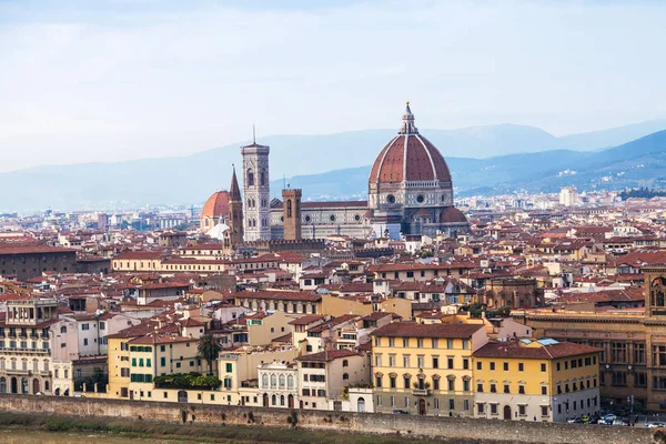 Vista de la ciudad y la Catedral de Florencia — Foto de Stock