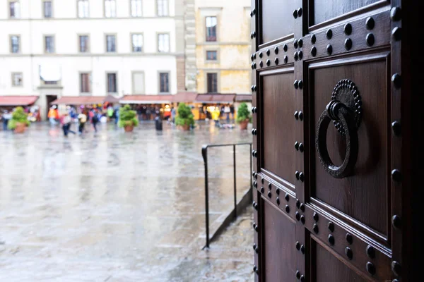 Vista sulla piazza di Firenze città sotto la pioggia — Foto Stock