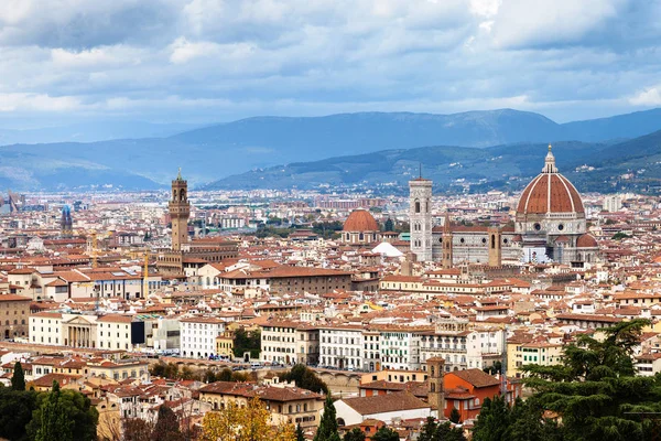 Paisaje urbano del centro de Florencia ciudad en otoño — Foto de Stock