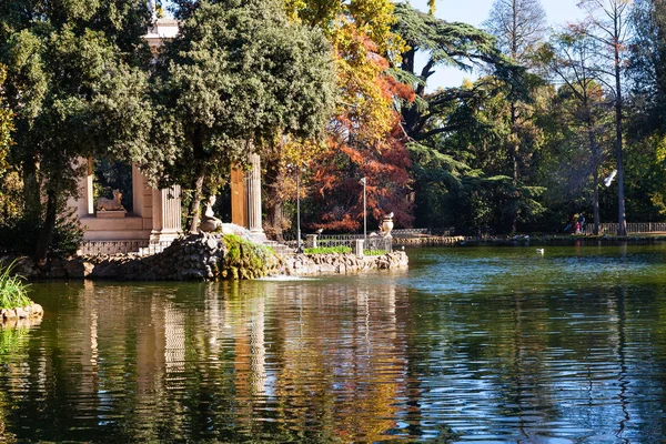 Pond with Temple in Villa Borghese public gardens — Stock Photo, Image