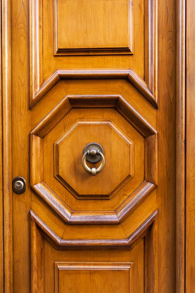 Puerta de madera con puerta de anillo de latón en Roma — Foto de Stock