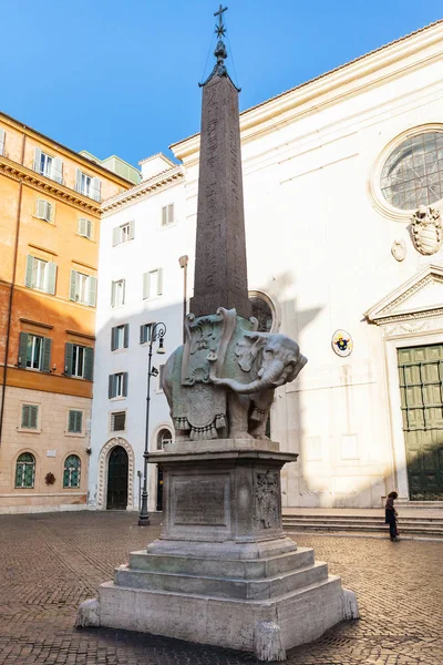 Egyptiska obelisken på Piazza della Minerva i Rom — Stockfoto