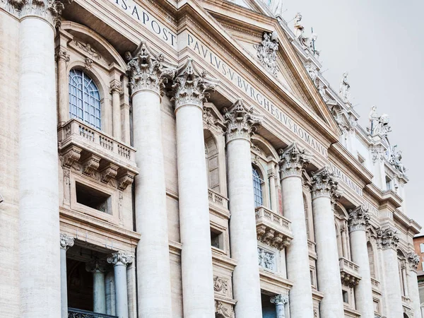 Фасад Папской базилики Святого Петра в сумерках — стоковое фото