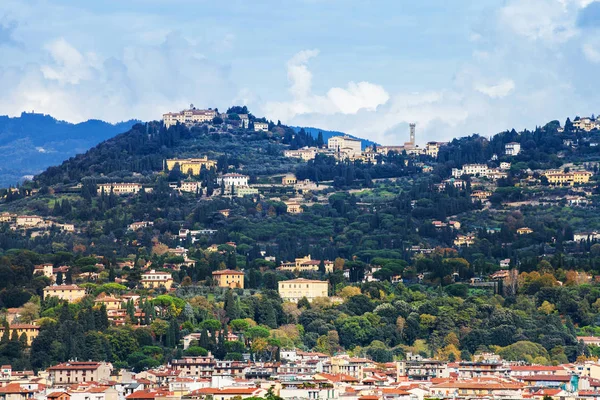 Banlieue de Florence ville sur la colline verte — Photo