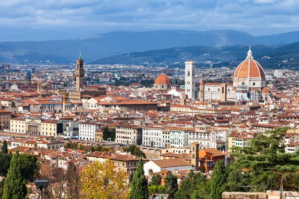 Por encima del centro de la ciudad de Florencia en otoño —  Fotos de Stock