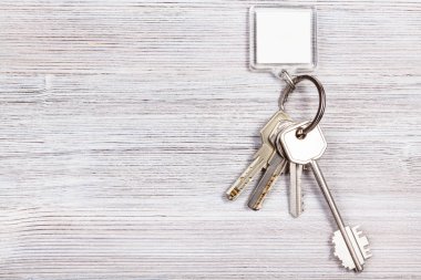 Anahtarlık ahşap tahta üzerinde tuşlarıyla demet