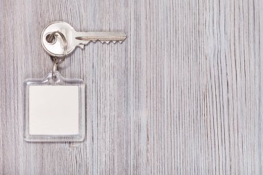 Anahtarlık ahşap arka plan üzerinde ile anahtar