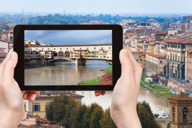 turist Floransa'daki Ponte Vecchio fotoğraf arşivi