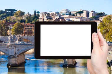 turist fotoğraf köprü Roma'da Tiber Nehri üzerinde