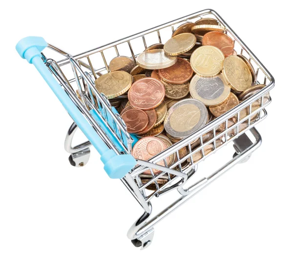 Carrinho de compras com moedas de euro isoladas em branco — Fotografia de Stock