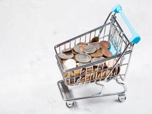 Carro con monedas estadounidenses en tablero de hormigón — Foto de Stock