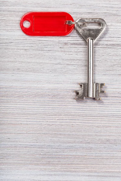 Büyük anahtar kırmızı Anahtarlık ahşap yüzeyi ile — Stok fotoğraf