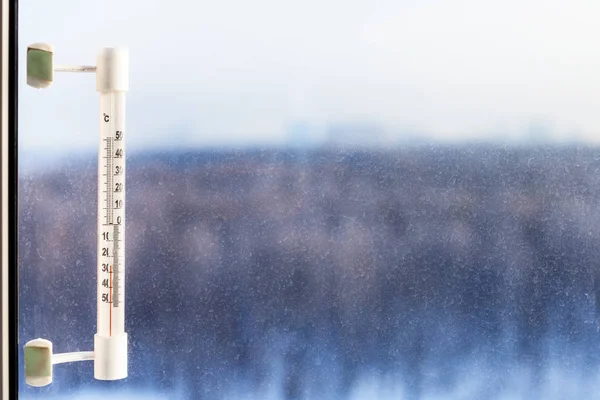 Thermometer illuminated by sun in cold winter day — Stock Photo, Image