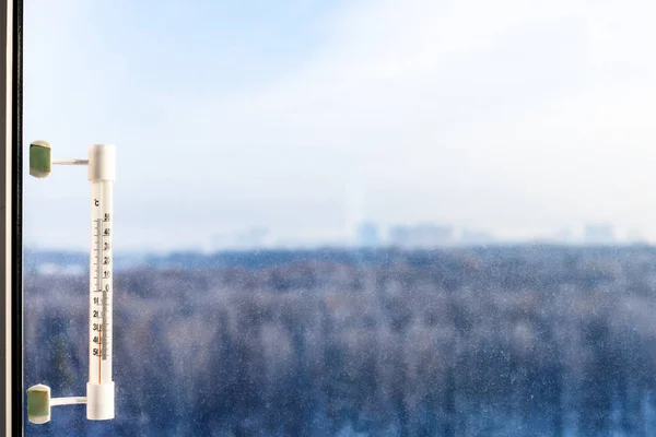 Termometr na oknie szkło w chłodne zimowe wieczory — Zdjęcie stockowe