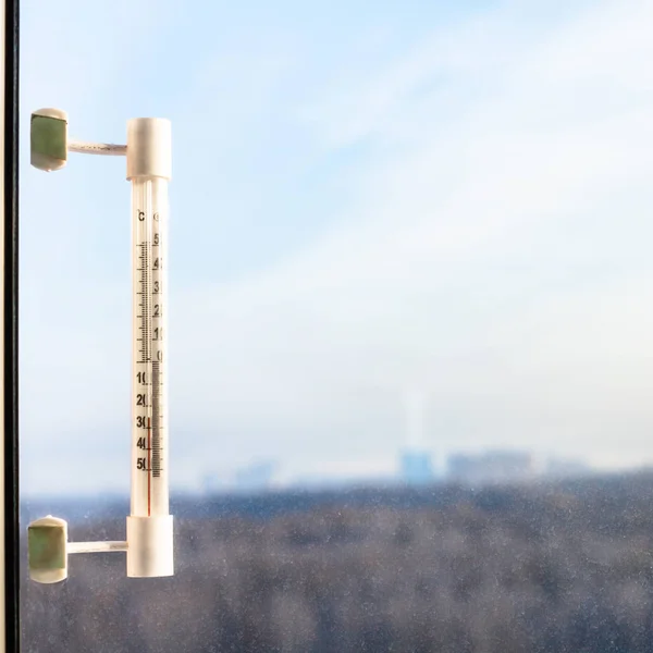 Termómetro en el cristal de la ventana en el día frío del invierno —  Fotos de Stock