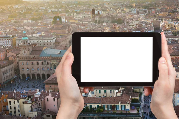 Turist fotografier huvudtorget i Bologna city — Stockfoto