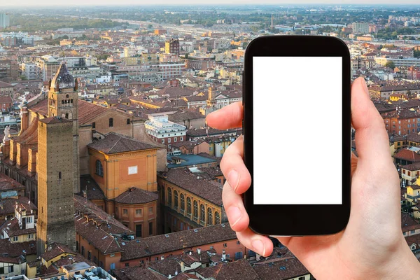 Turist fotografier Bologna skyline på smartphone — Stockfoto