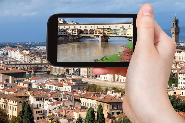 Floransa cityscape smartphone cep telefonu ile Ponte Vecchio — Stok fotoğraf