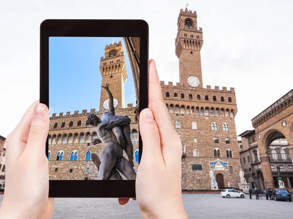 Fotografías turísticas escultura cerca del palazzo vecchio —  Fotos de Stock