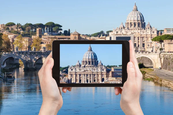Tourist photographs St Peter Basilica from Rome — Stock Photo, Image