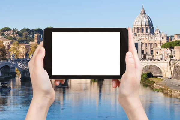 Tourist photographs Rome cityscape on tablet — Stock Photo, Image