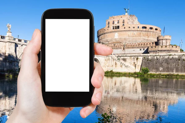 Turist fotograferar heliga Angel Castle i Rom — Stockfoto