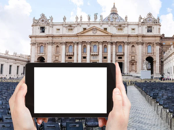 Tourist photographs St Peter square in Vatican — Stock Photo, Image